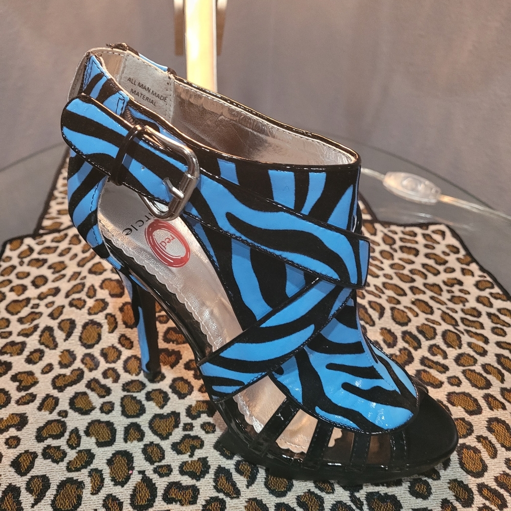 Beautiful Baby Blue leopard print heels 👠 size 8